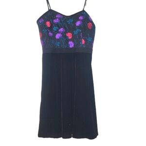 Francesca's NWT Black Velvet Embroidered Corset Dress Size Medium‎